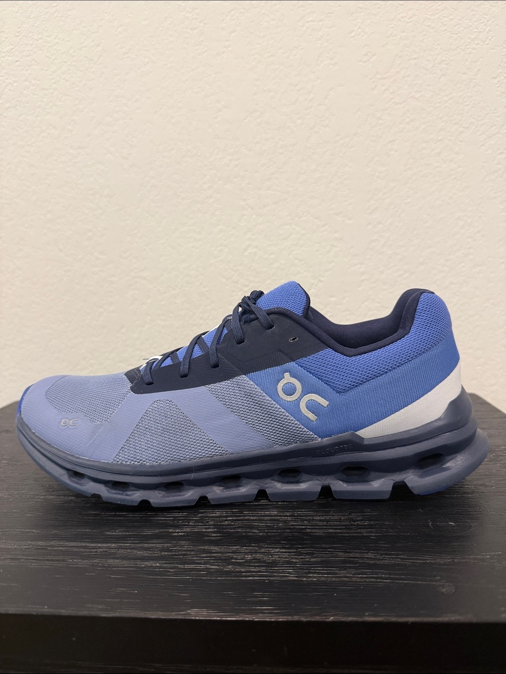 Men’s size 10.5 On Cloud Running training Shoes in Blue Cloudrunner Cloudtec EUC